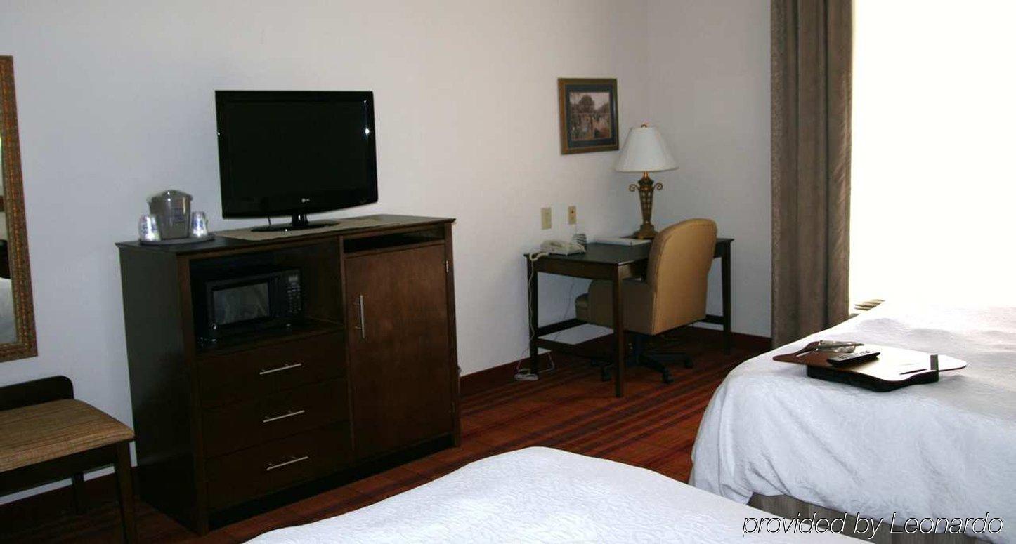 Hampton Inn Newberry Opera House Стая снимка